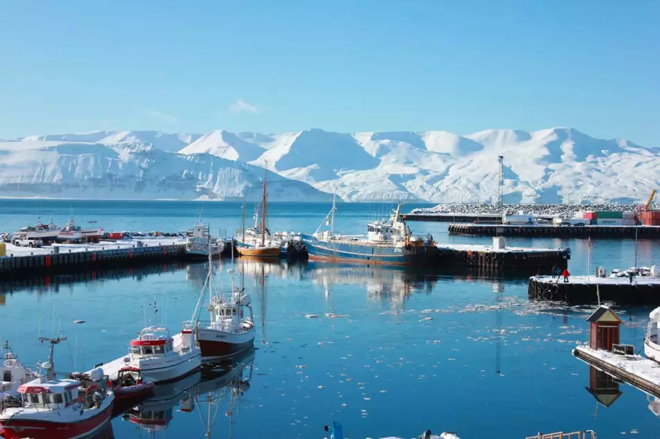 Vue du port enneig&eacute; de p&ecirc;cheurs &agrave; H&uacute;sav&iacute;k dans le nord du pays