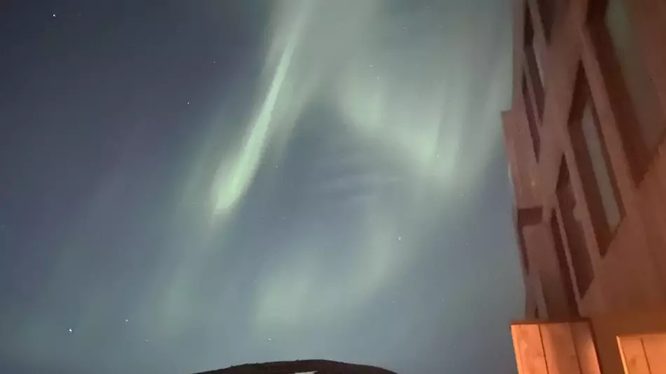 Qui a dit qu'il fallait partir loin de son h&ocirc;tel pour voir des aurores bor&eacute;ales ?