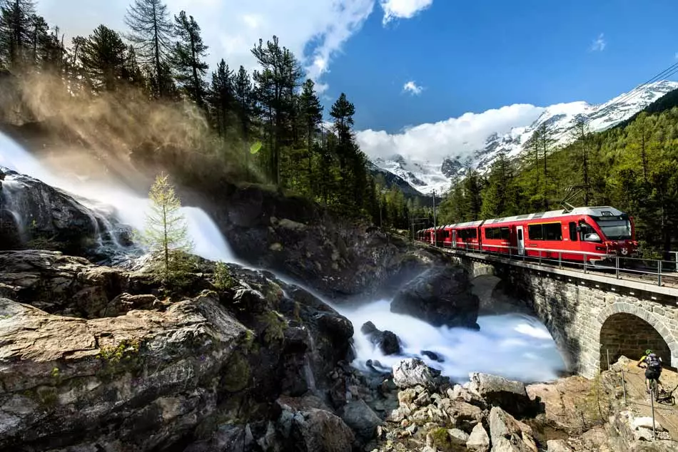 Le train suisse au milieu des terres