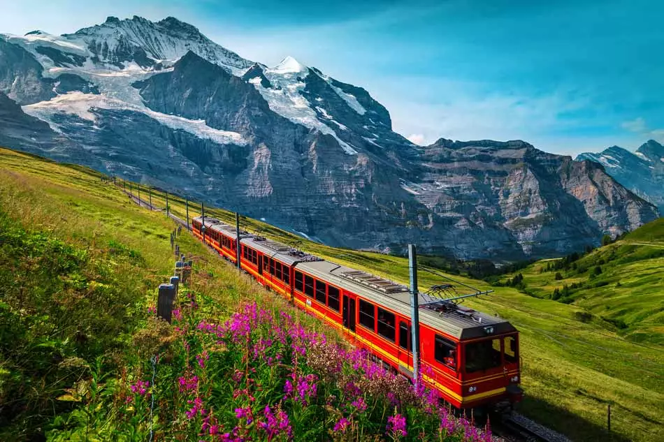 Le Glacier Express sillonnant les paysages suisses