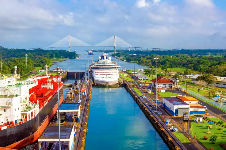Bateau de croisi&egrave;re dans le Canal de Panama