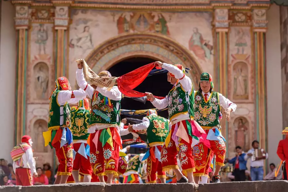 Danseurs péruviens devant une église à Cuzco