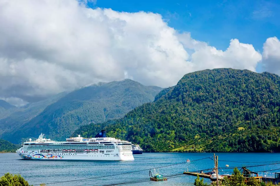 Navire de croisière à Puerto Chacabuco (Chli)