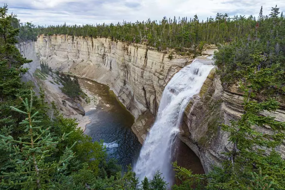 La chute Vaureal sur l'île d'Anticosti