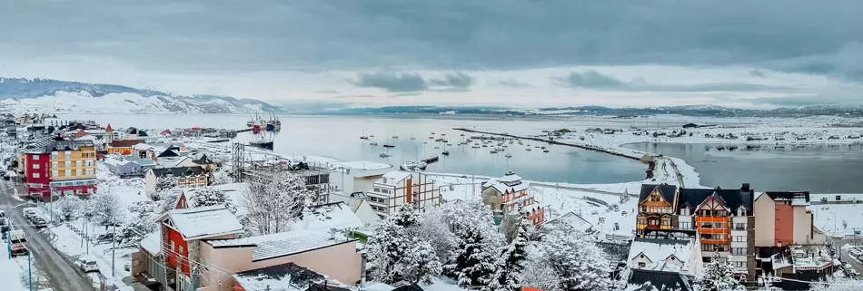 Ushuaia et sa baie sous la neige