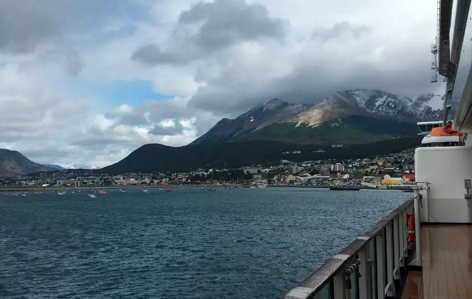 Vue de Ushuaia depuis le bord d'un navire dans le canal Beagle (en janvier)