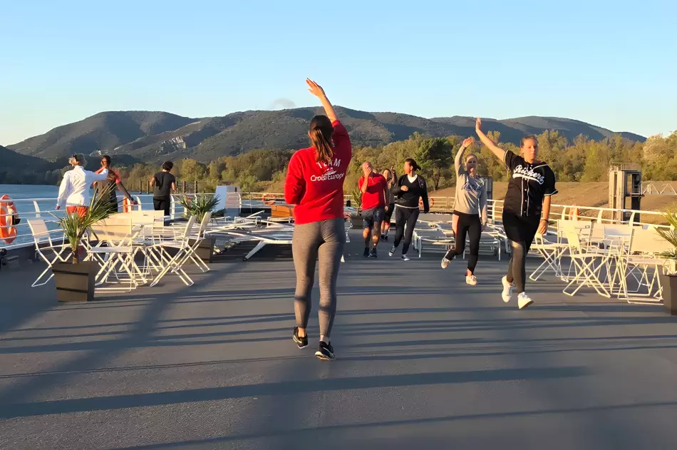 Séance de gym sur le pont soleil