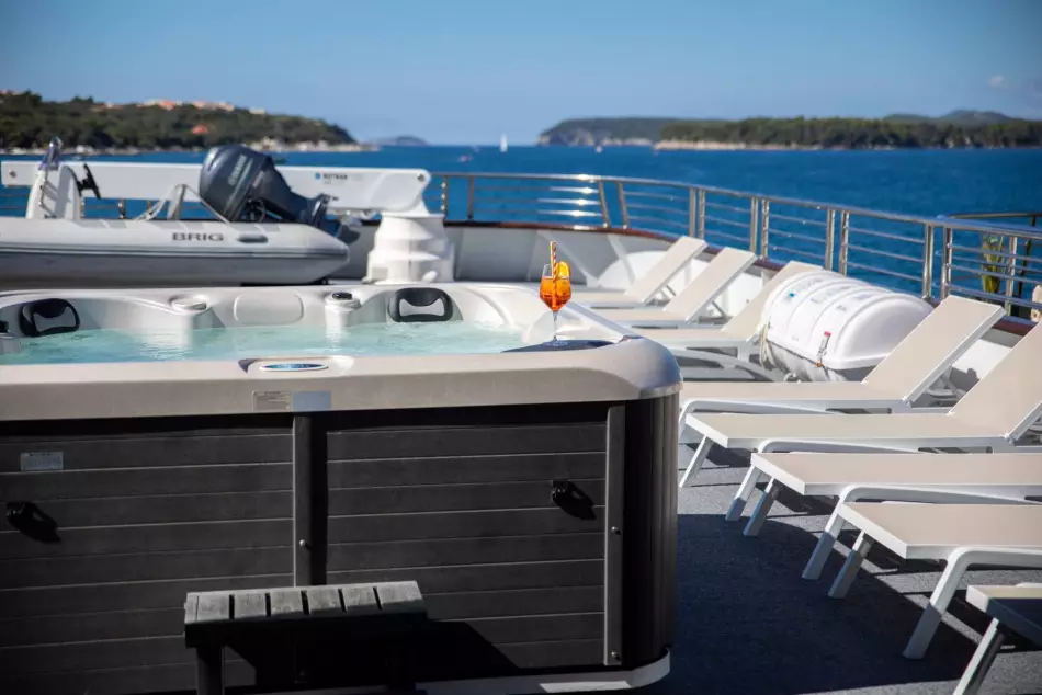 Pont soleil, transats et Jacuzzi