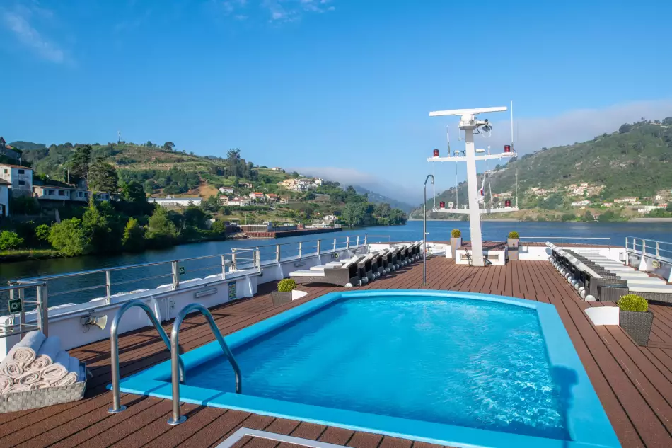 Piscine sur le pont soleil