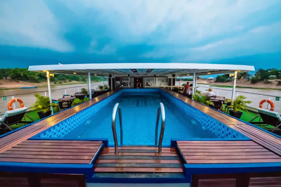 Pont soleil et piscine du RV Indochine II