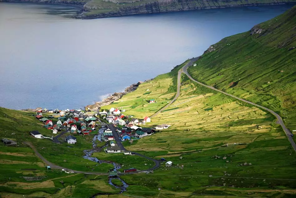 Village au cœur des îles Féroé