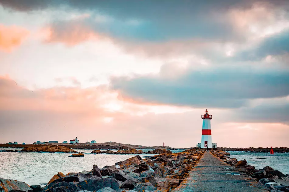 Lever de Soleil sur le Phare de la Pointe aux Canon à Saint-Pierre et Miquelon