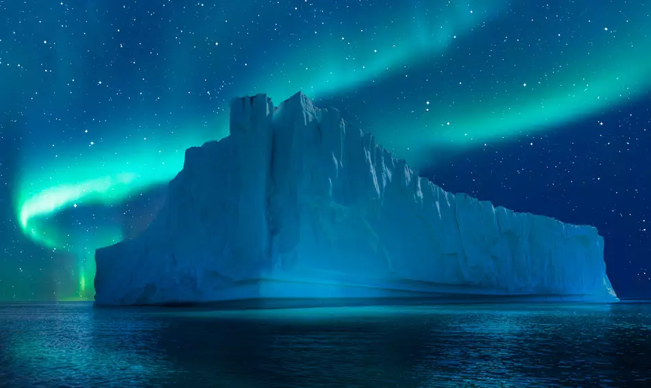 Le spectacle d'un iceberg au Groenland survolé par une aurore