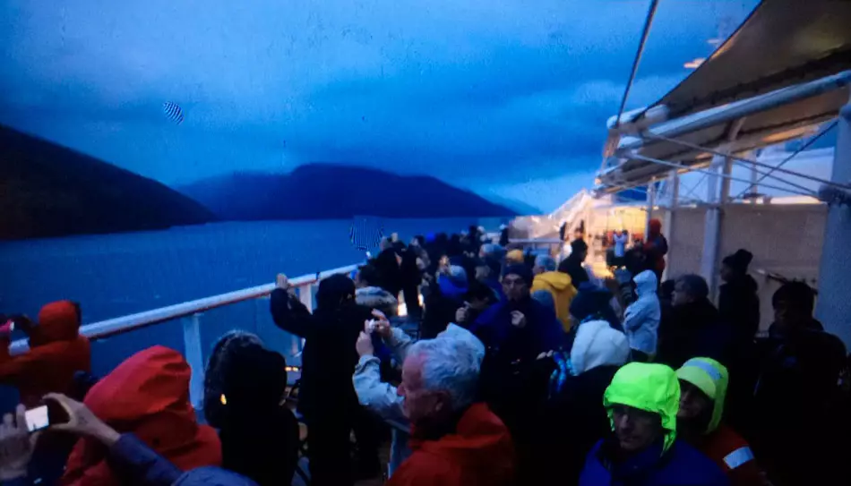 Observation sur l'avenue des glaciers au petit matin en croisière