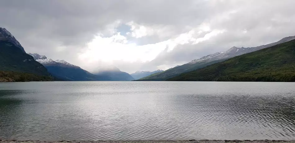 Le lac sur la rive chilienne avec vue sur l'Argentine