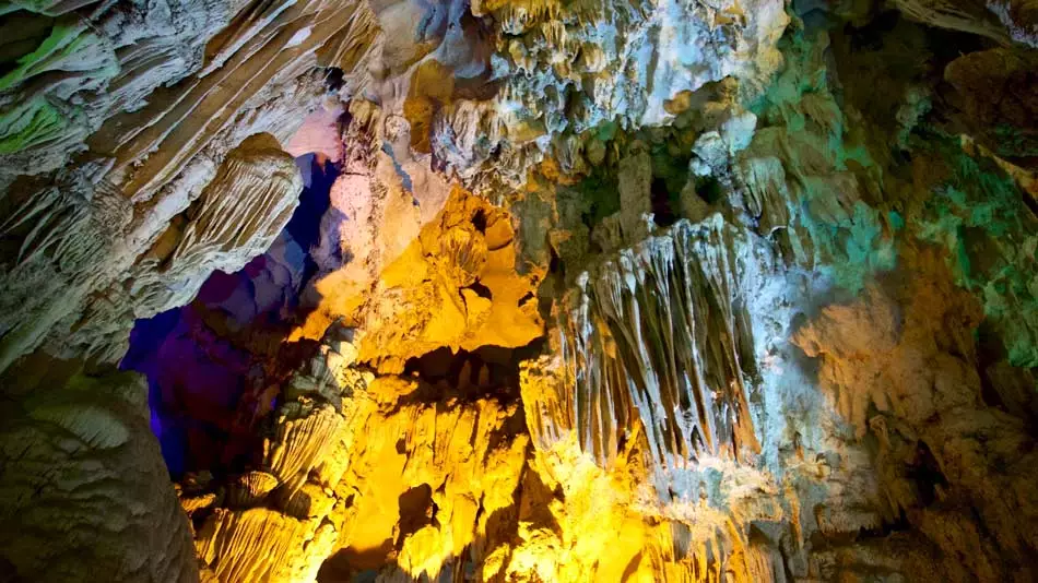 Les stalctites de la Grotte de la Surprise