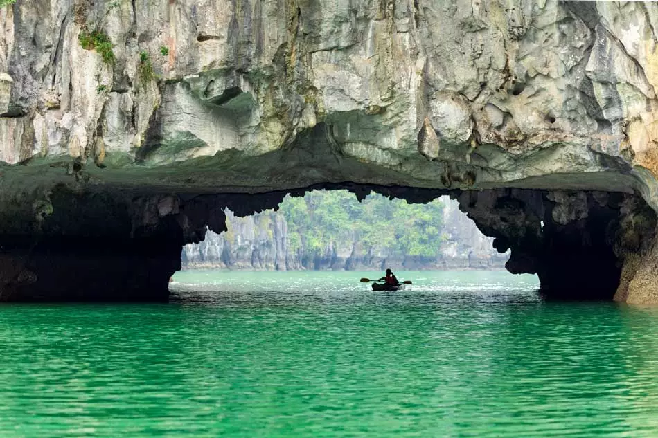 Un autre moyen de naviguer dans la Baie d'Halong