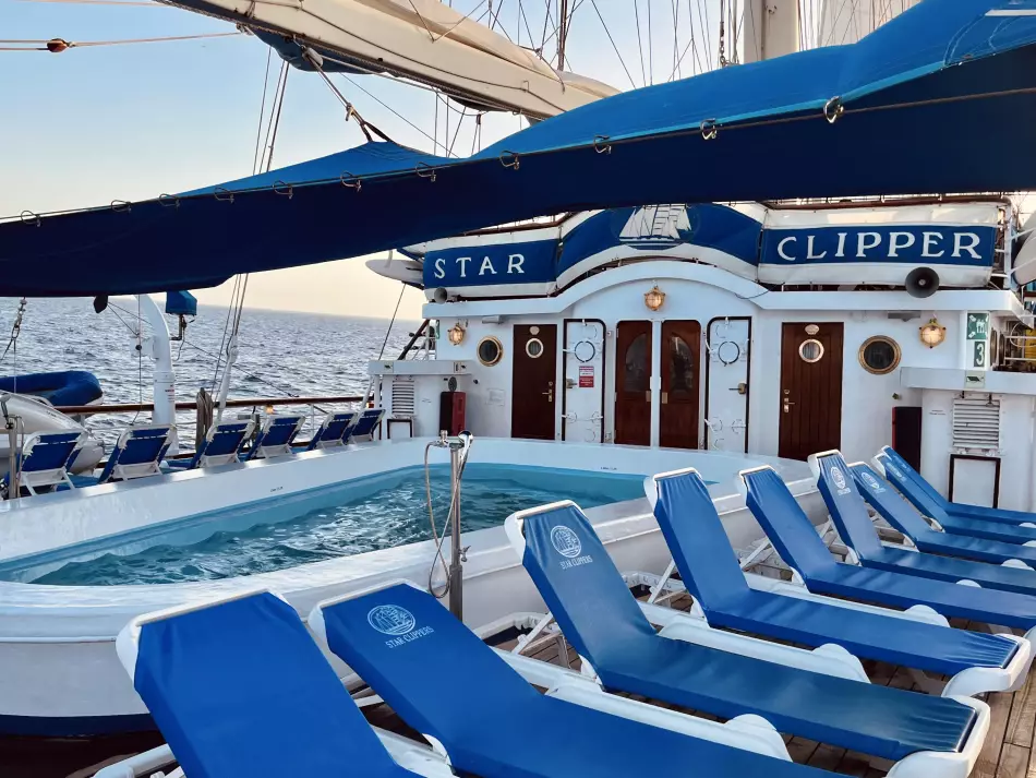 Piscine et transats sur le Star Clipper