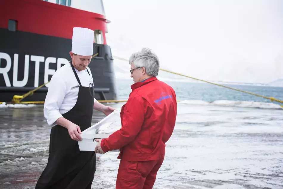 Hurtigruten approvisionne localement lors des escales côtières, soutenant ainsi les communautés.