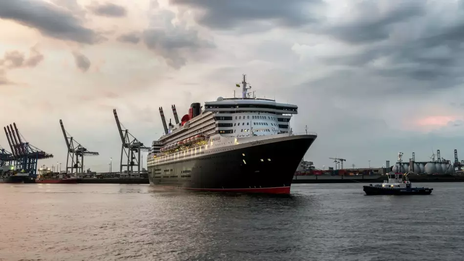 Queen Mary 2 en manoeuvre